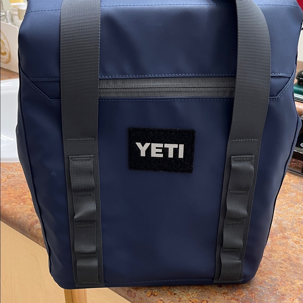 Yeti Navy Blue insulated Men's Shoulder Sling Backpack - Picture 3 of 6